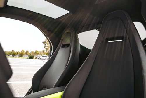 Close-up van de Ergonomisch geperforeerde vegan lederen sportstoelen in de xev yoyo pro