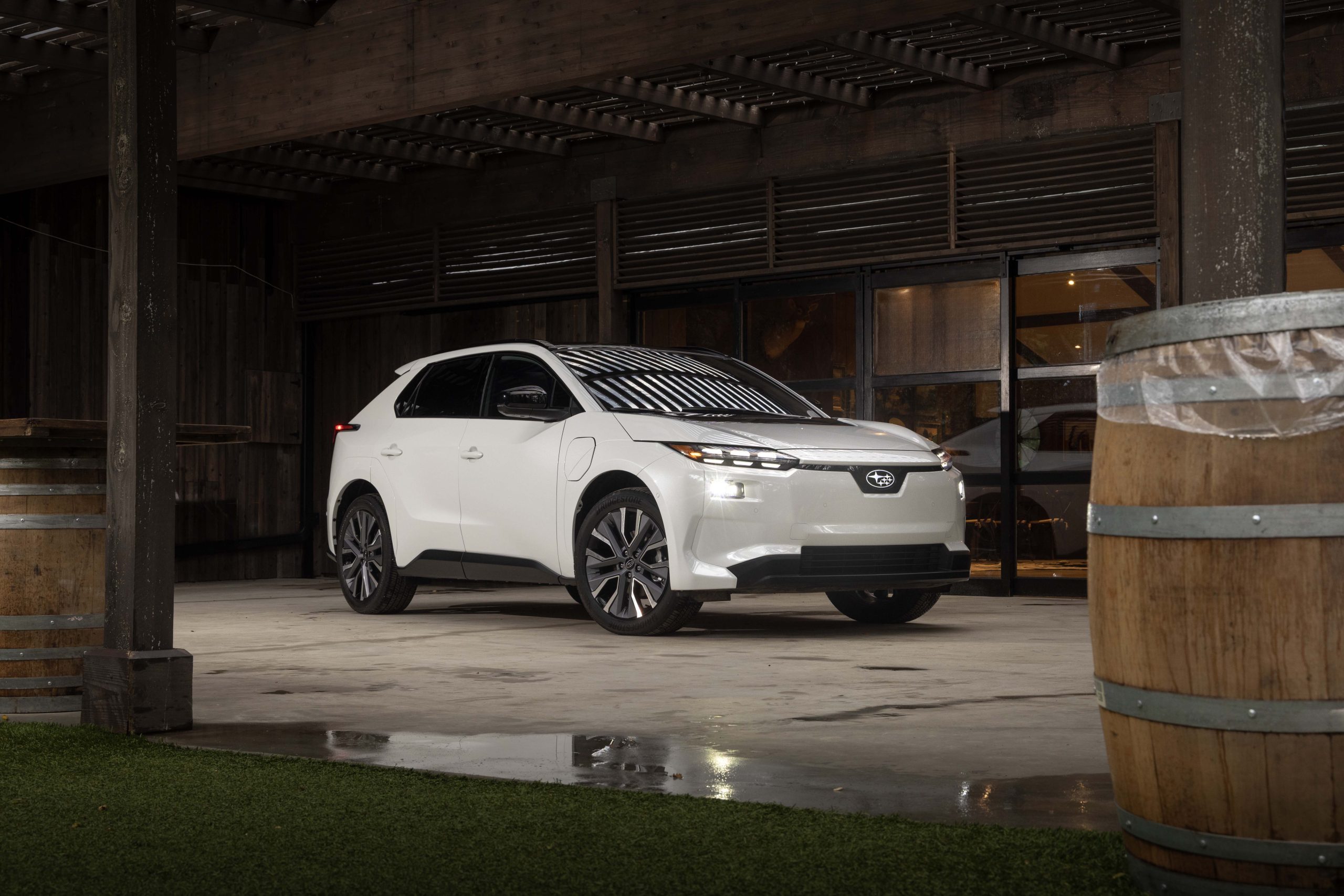 subaru solterra 2026 in de kleur wit in een bedrijfshal
