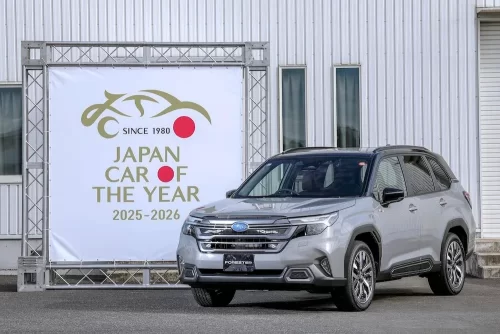Subaru forester naast het doek van winner Japan Car of the year