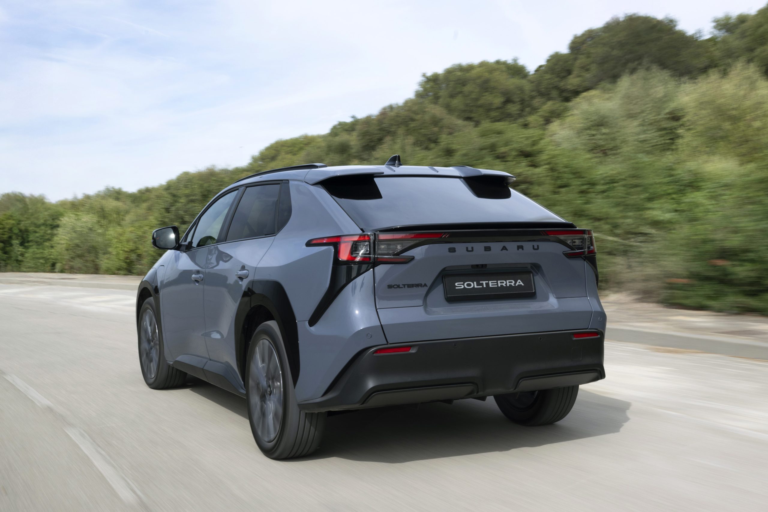 Subaru solterra elektrische suv rear right