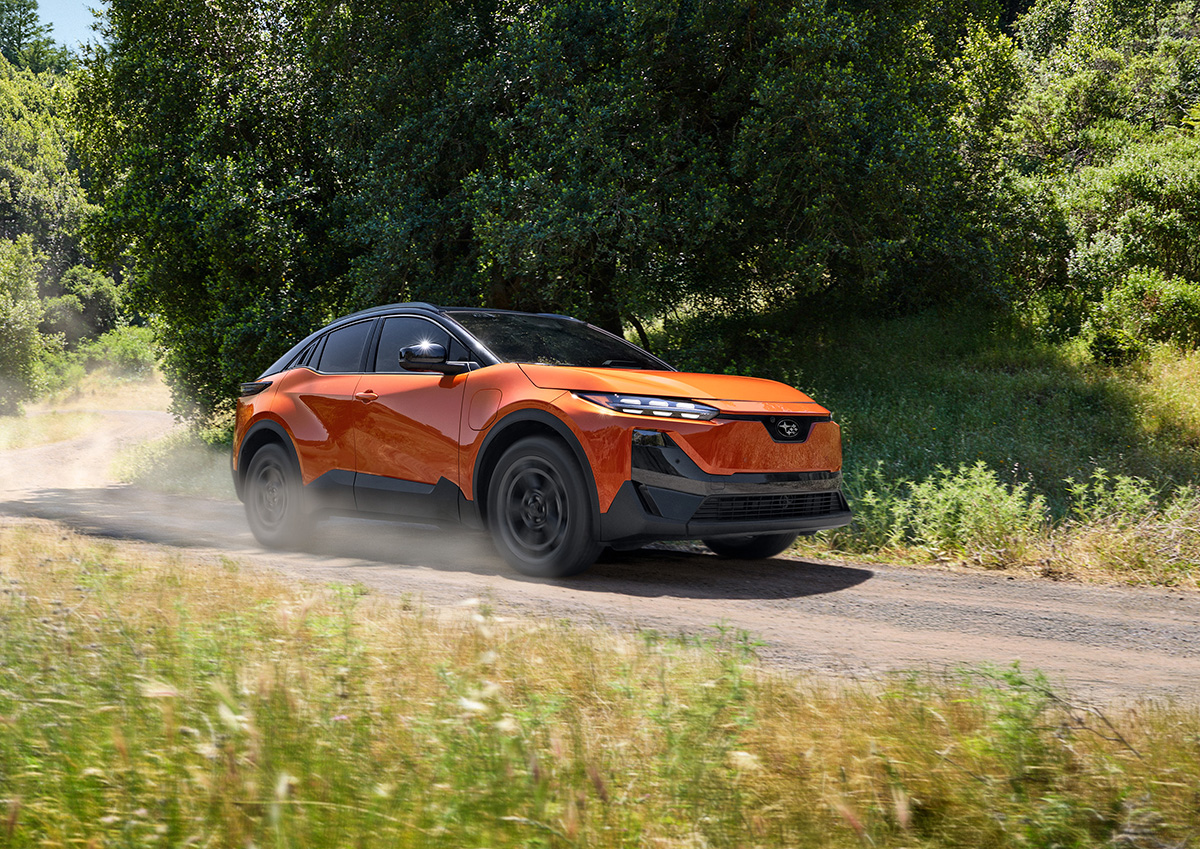 subaru uncharted in oranje kleur op een plattelands onverharde weg