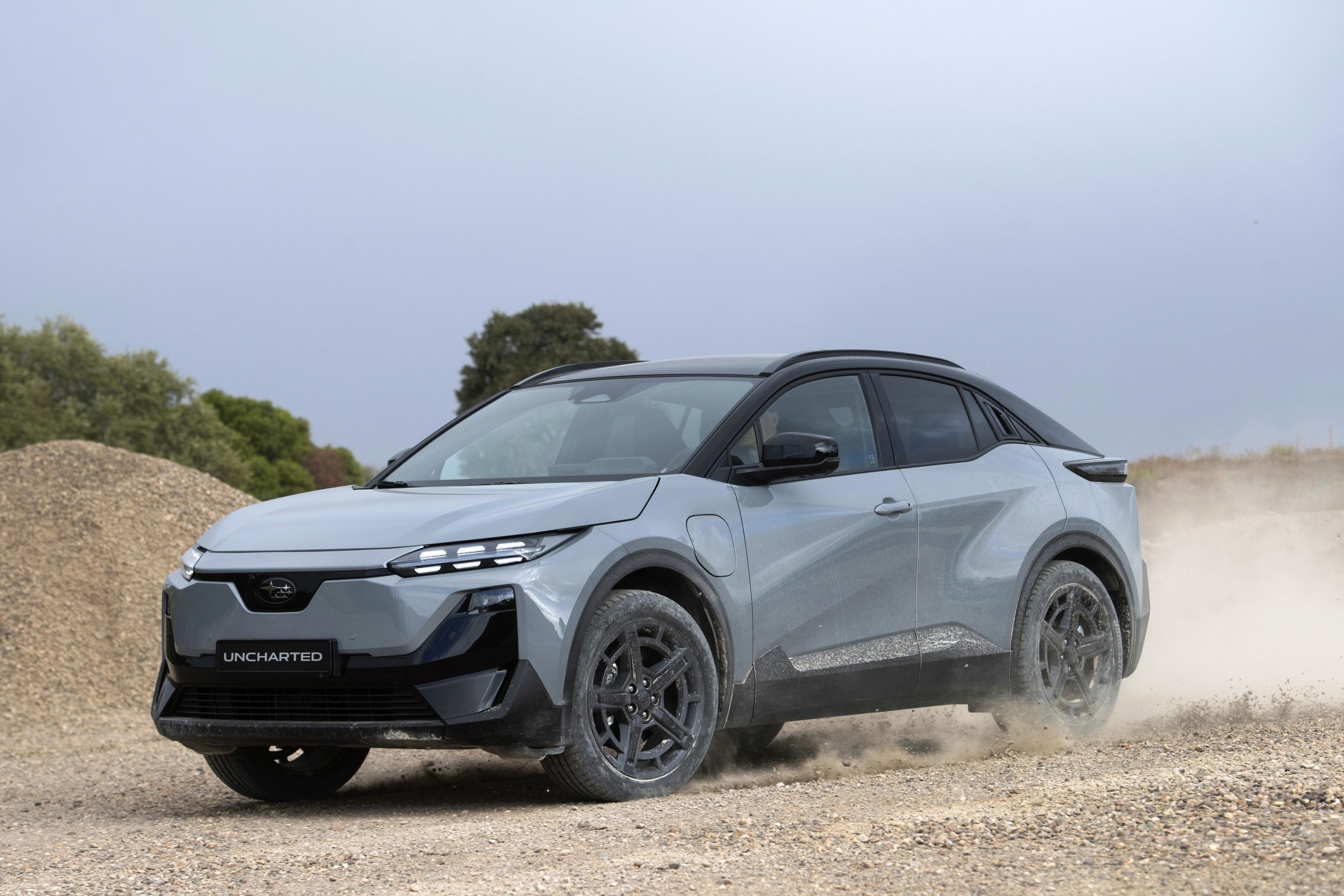 subaru uncharted in grijze kleur op een offroad kiezelweg bij de voorstelling van de prijzen