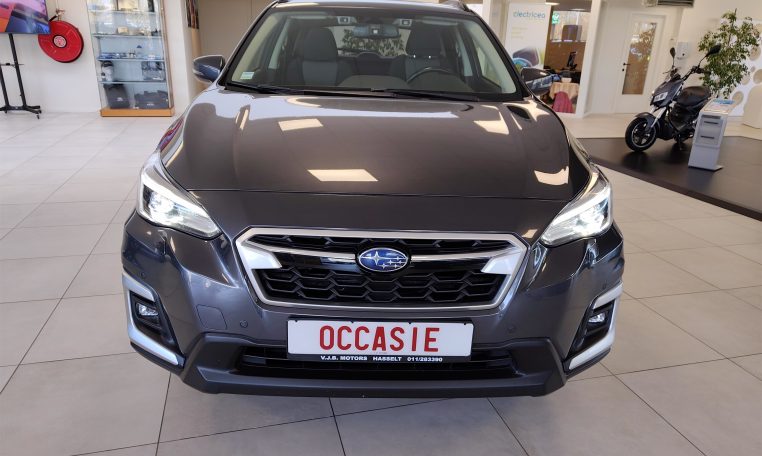 tweedehands subaru xv luxury statisch in de showroom in de kleur magnetite grey vooraanzicht