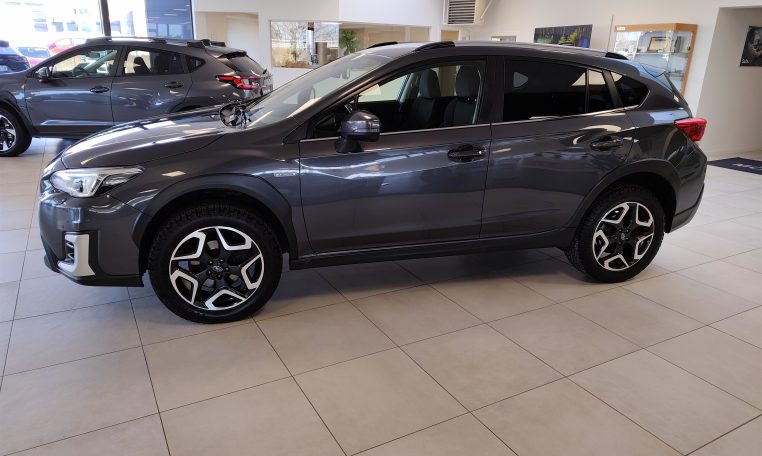 tweedehands subaru xv luxury statisch in de showroom in de kleur magnetite grey linker aanzicht