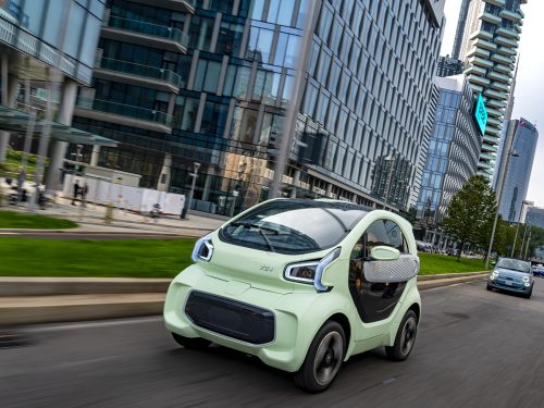 XEV YOYO microcar in stedelijke omgeving