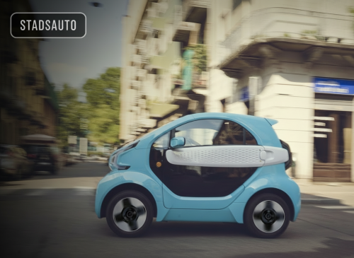 XEV YOYO in electric blue rijdt door de stad; tegelkaart voor de gids over kleine elektrische stadsauto’s in België.