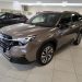 Subaru forester premium in de showroom links voor aanzicht