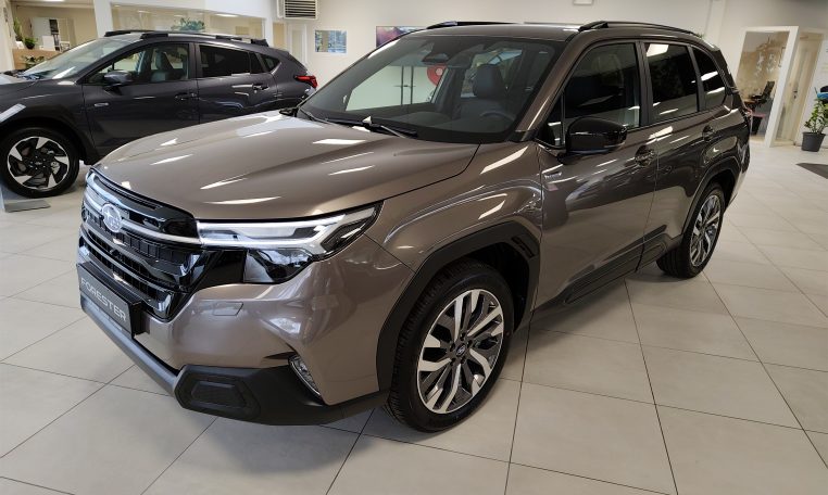 Subaru forester premium in de showroom links voor aanzicht