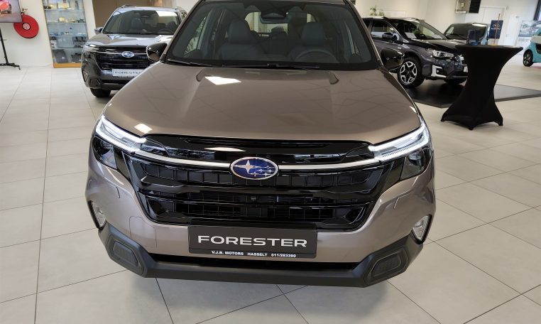 Subaru forester premium in de showroom voor aanzicht