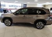 Subaru forester premium in de showroom links zij aanzicht