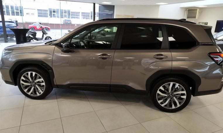 Subaru forester premium in de showroom links zij aanzicht