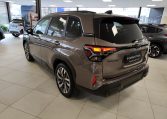 Subaru forester premium in de showroom links achter aanzicht