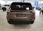 Subaru forester premium in de showroom achter aanzicht