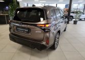 Subaru forester premium in de showroom rechts achter aanzicht