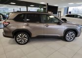 Subaru forester premium in de showroom rechts zij aanzicht