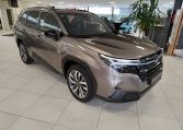 Subaru forester premium in de showroom rechts voor aanzicht