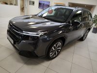 Subaru forester premium in de kleur magnetite grey in de showroom links voor aanzicht