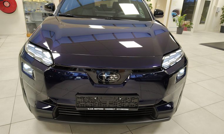 subaru solterra 4e experience plus in de kleur dark blue statisch in de showroom vooraan
