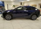 subaru solterra 4e experience plus in de kleur dark blue statisch in de showroom zijkant links