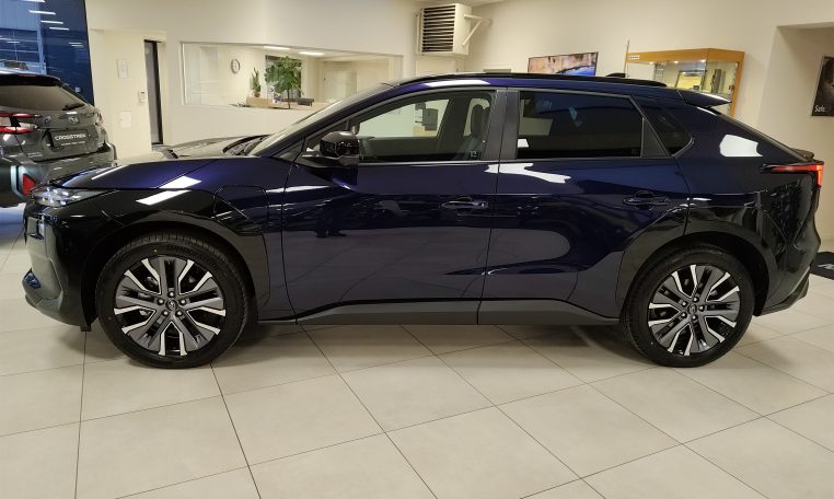 subaru solterra 4e experience plus in de kleur dark blue statisch in de showroom zijkant links