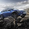 subaru e-outback in de kleur sapphire blue op ruig terrein