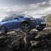 subaru e-outback in de kleur sapphire blue op ruig terrein