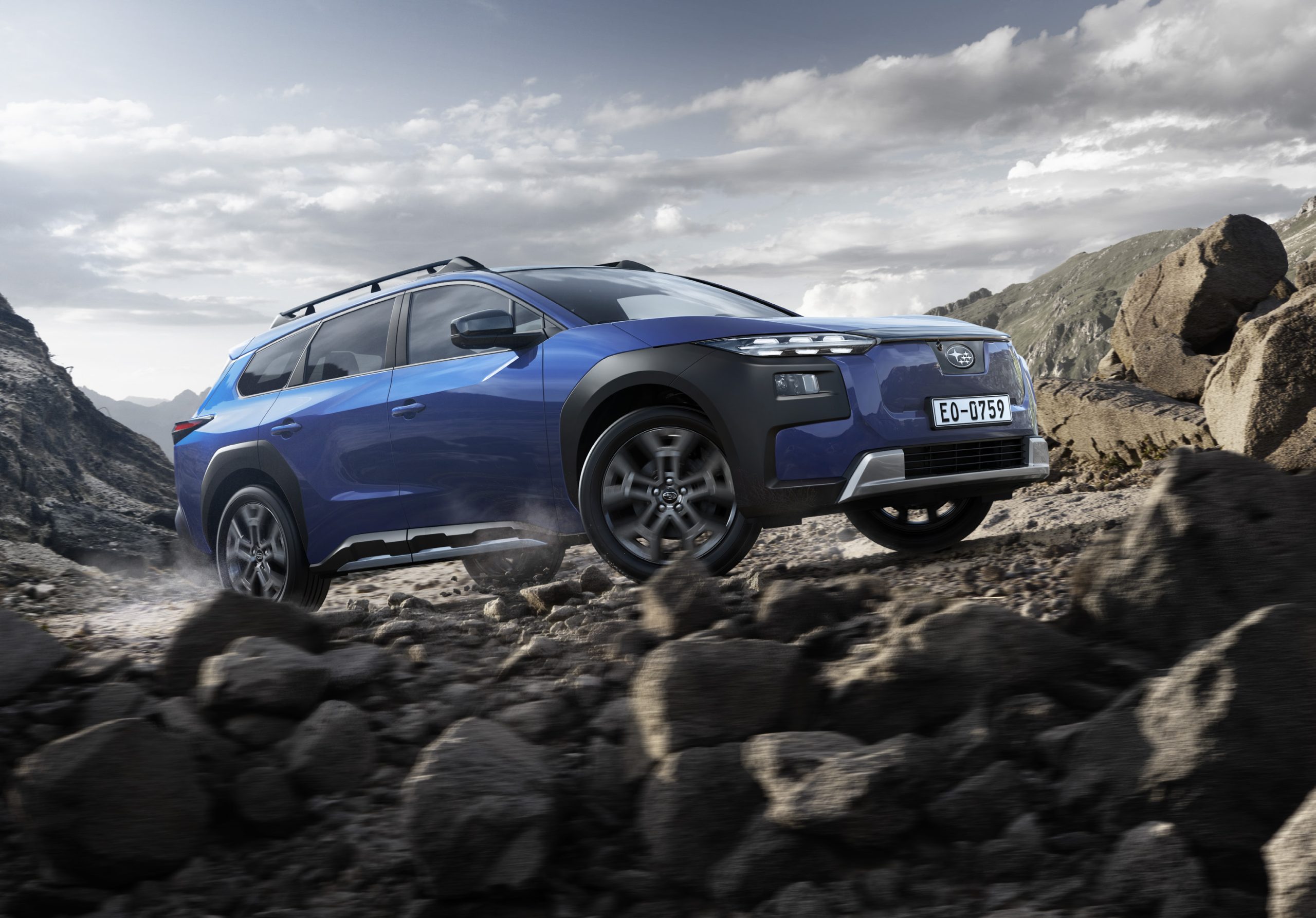 subaru e-outback in de kleur sapphire blue op ruig terrein