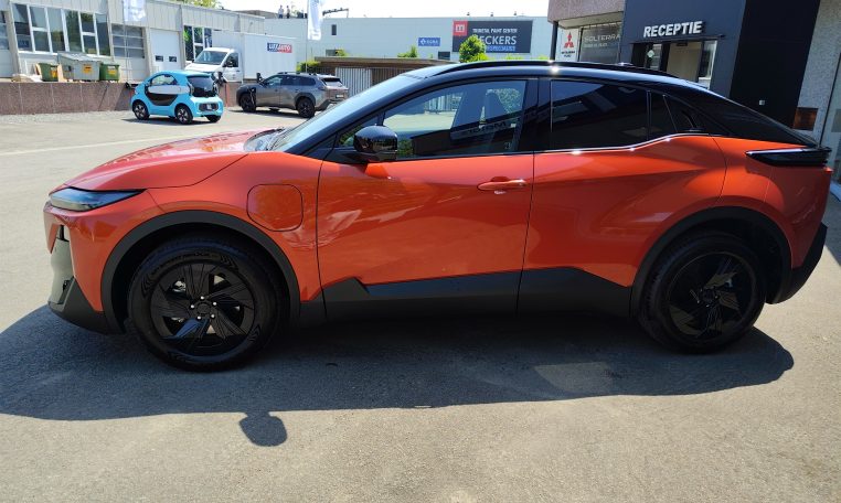 subaru uncharted 2e-excite plus in de kleur flare orange duotoon links zij view