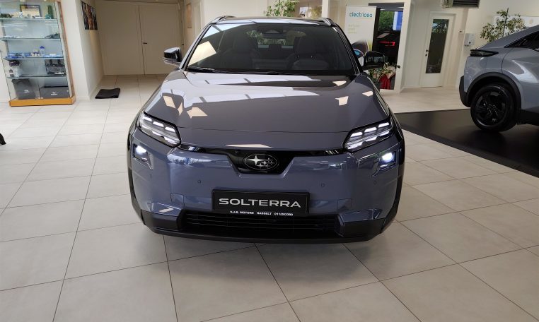 subaru solterra 4e-experience in de kleur harbor mist gray duotoon voor aanzicht