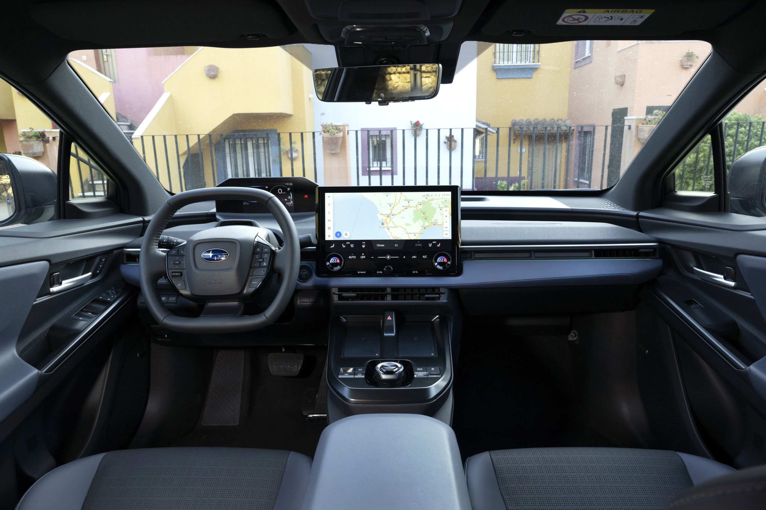 Subaru solterra elektrische suv interieur